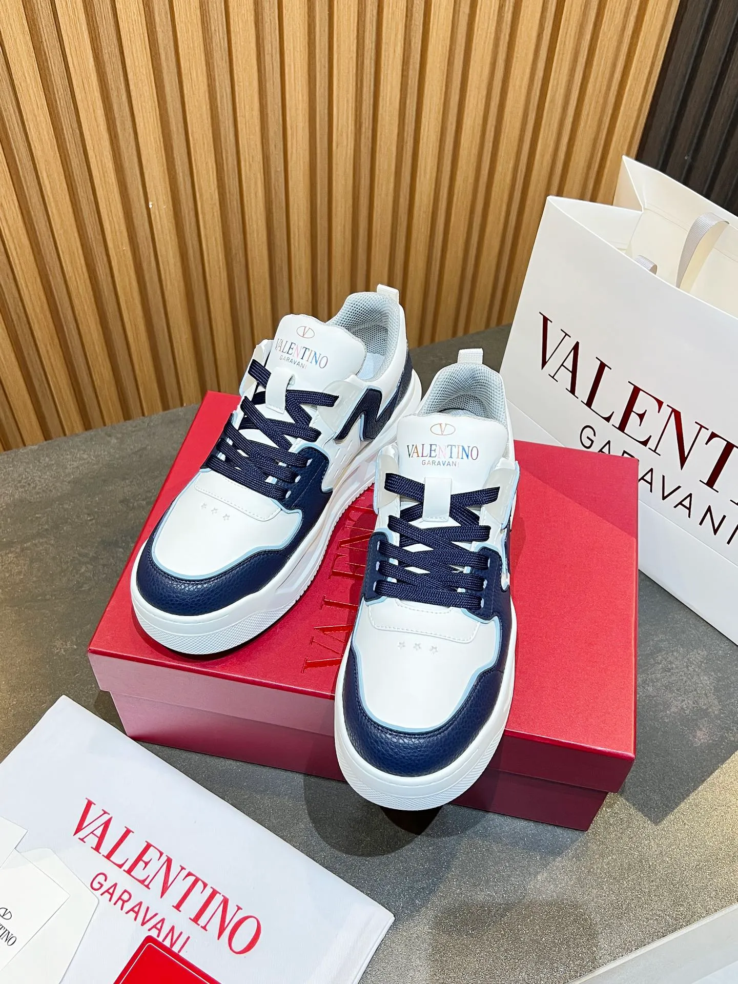 👟👟Ex-factory price 660👟👟 𝑽𝒂𝒍𝒆𝒏𝒕𝒊𝒏𝒐Valentino 𝑶𝒏𝒆𝑺𝒕𝒖𝒅 Couple casual sports shoes series Valentino 2024 new couple sports shoes are on sale. The original ZP was purchased and dismantled. Repeated pattern making and modification. I tried my best to restore it one to one! Top luxury masterpiece Signature five-pointed star design Soft and comfortable genuine leather with contrasting colors brings excellent and elegant texture and excellent on-foot comfort Top purchasing version upper: imported calfskin surface/original oil edge craftsmanship Outsole: original development 𝐓𝐏𝐔 two-color combination outsole Packaging: original configuration complete package Code number: 34-𝟒𝟓
